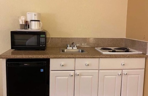 El Centro Hotel | Welcoming Ocotillo Inn: Enjoy Poolside Comfort & Dining
