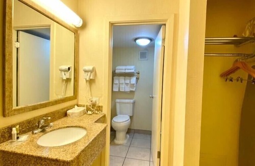El Centro Hotel | Welcoming Ocotillo Inn: Enjoy Poolside Comfort & Dining