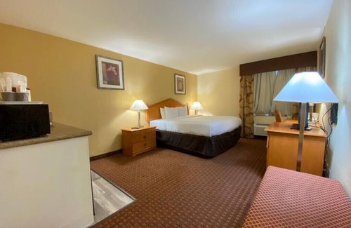 El Centro Hotel | Welcoming Ocotillo Inn: Enjoy Poolside Comfort & Dining