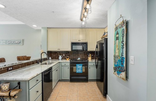 Mexico Beach Condo | Unwind in Oceanview Condo with Pool, Hot Tub & Spa