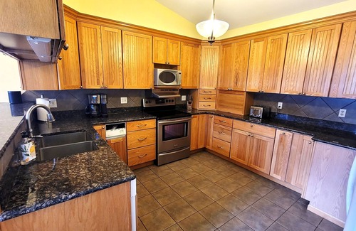 Palo Cottage | Discover The Derby Lodge: Breathtaking Lakefront Getaway