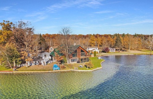 Palo Cottage | Discover The Derby Lodge: Breathtaking Lakefront Getaway