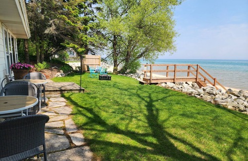 Oostburg Cottage | Book Your Summer Escape: Top-Rated Hotel with Ocean Views