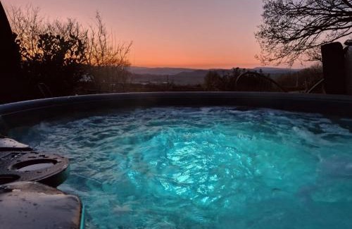 Welshpool Apartment | Experience Odli Glamping - Deri with Incredible Hot Tub