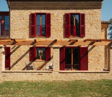 Santa Vittoria in Matenano Villa | Odorisio Country House: 4-Star Retreat with Ocean Views