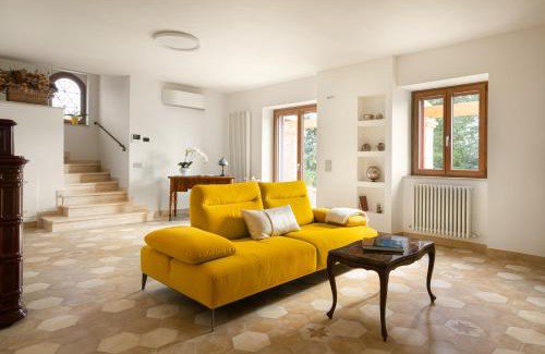 Santa Vittoria in Matenano Villa | Odorisio Country House: 4-Star Retreat with Ocean Views