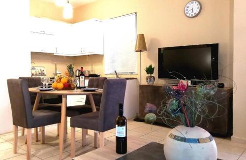 Old Town Apartment | Convenient Odyseia Apts ΙI: Ideal for Families & Pets