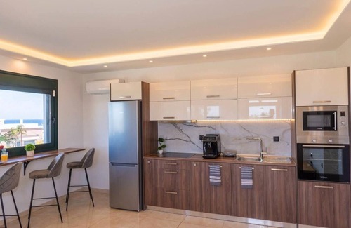 Petaloudes Apartment | Oceanfront Odyssey: Relax in a Jacuzzi by the Beach