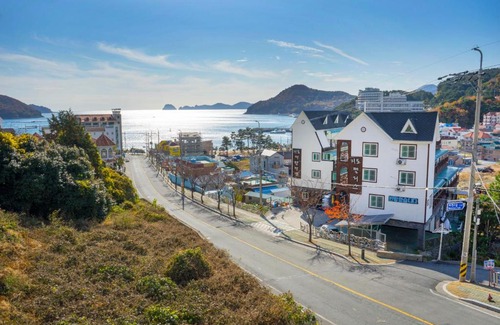 Irun-myeon Apartment | Oedo Palace: Pet-Friendly Oceanfront Retreat with Pool