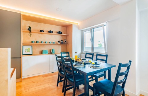 Paco De Arcos Apartment | Oeiras Spacious and Coastal Flat