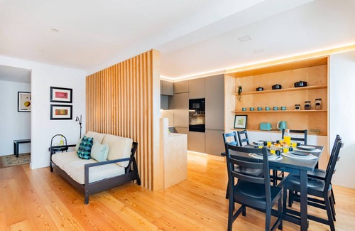Paco De Arcos Apartment | Oeiras Spacious and Coastal Flat