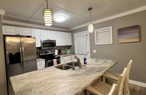 Saint Simons Island House | ♥ of SSI Bungalow 2, Quick walk to beach and food ☼