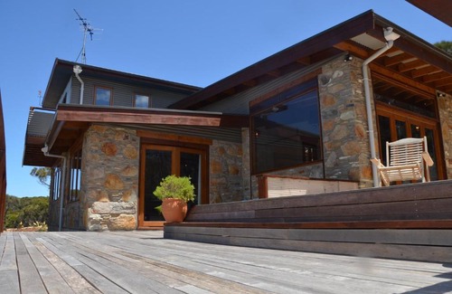 Muston House | Oceanfront Escape at Stone & Wood Guesthouse - Rated 9.3/10