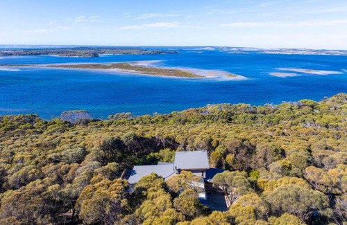 Muston House | Oceanfront Escape at Stone & Wood Guesthouse - Rated 9.3/10