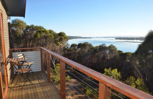 Muston House | Oceanfront Escape at Stone & Wood Guesthouse - Rated 9.3/10