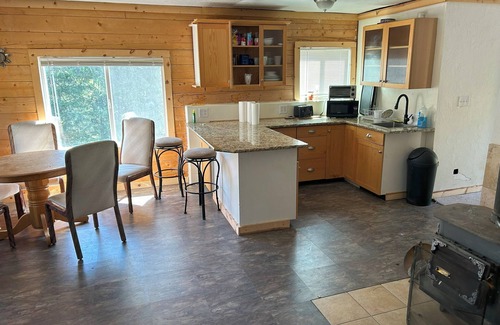 Lowman Cabin | Off Grid Cabin With WIFI! Surrounded by hiking trails, beautiful scenery
