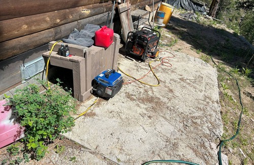 Lowman Cabin | Off Grid Cabin With WIFI! Surrounded by hiking trails, beautiful scenery