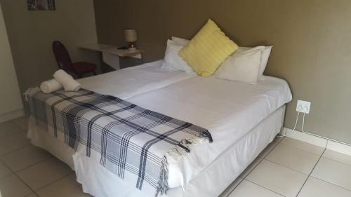 Greater Johannesburg Metropolitan Area Apartment | Cozy Off-Grid Guest Twin-Rooms in Sandton with Breakfast