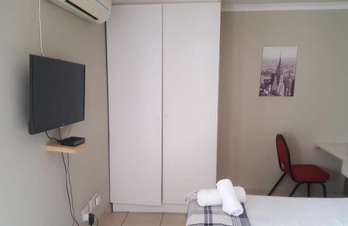 Greater Johannesburg Metropolitan Area Apartment | Cozy Off-Grid Guest Twin-Rooms in Sandton with Breakfast
