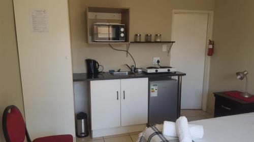 Greater Johannesburg Metropolitan Area Apartment | Cozy Off-Grid Guest Twin-Rooms in Sandton with Breakfast