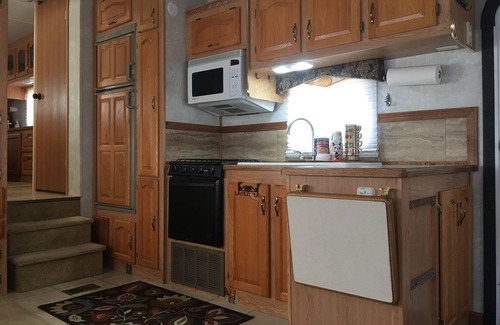 Squaw Valley House | Adventure Awaits at Our Off-Grid RV Retreat - 10/10 Rated