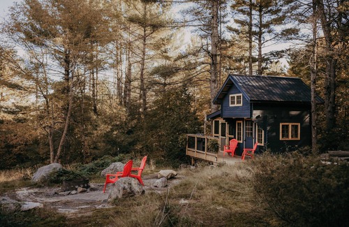 Gravenhurst Cabin | Off-Grid Summer Getaway | BBQ & Patio | Glamphouse