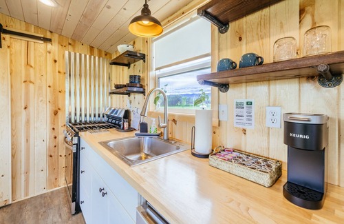 Whitehall Cottage | Eco-Friendly Tiny Home with Mountain Views and Breakfast