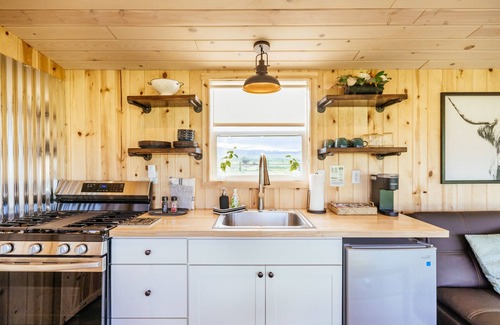 Whitehall Cottage | Eco-Friendly Tiny Home with Mountain Views and Breakfast