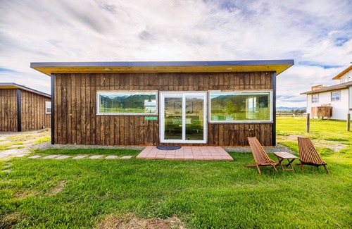 Whitehall Cottage | Eco-Friendly Tiny Home with Mountain Views and Breakfast