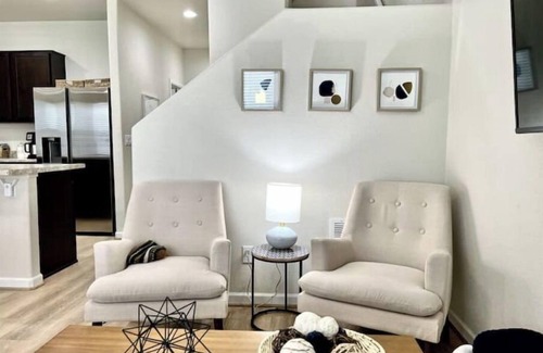Longmont House | Ideal OFF-THE-DIAGONAL 2-Bedroom Townhome for Families