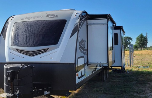 Chaves County House | Explore the Unique Jayco 32KBS White Hawk Camper Trailer
