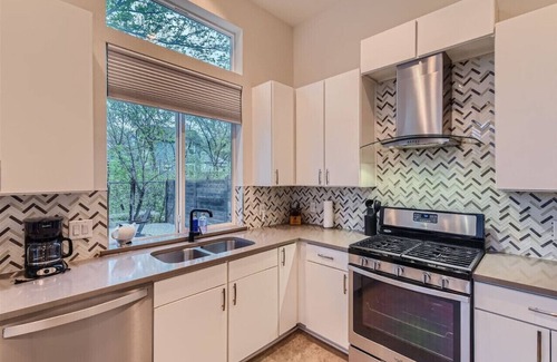 MLK House | Experience Austin: Pet-Friendly Comfort Awaits You