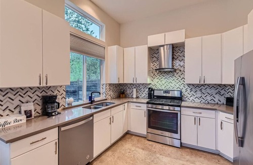 MLK House | Experience Austin: Pet-Friendly Comfort Awaits You