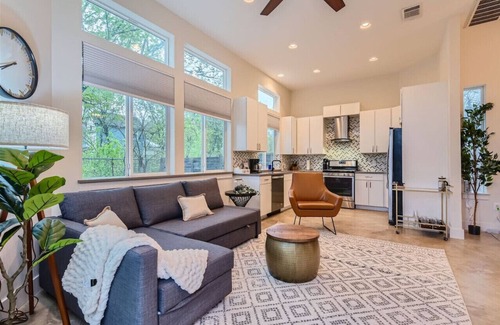 MLK House | Experience Austin: Pet-Friendly Comfort Awaits You