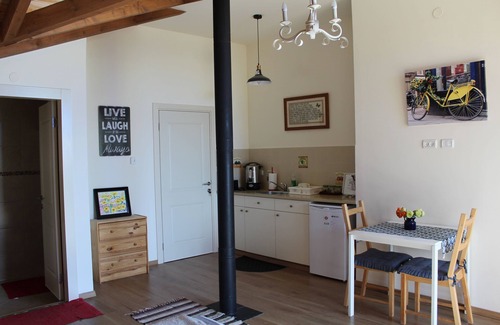 Artists Colony Apartment | Top-Rated Off The Square: Family-Friendly with Kitchen & Breakfast