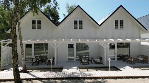 Darlowko House | Family-Friendly Getaway at Off White Domki Darłówko