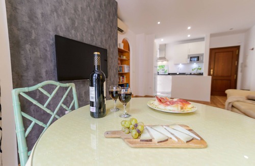 Perchel Sur Apartment | Discover a Cozy Flat in Historic Malaga with Free Parking