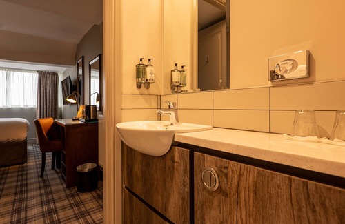 Lytham St. Anne's Hotel | Discover Offshore Inn: Guest Rated 8.4 with Family Amenities