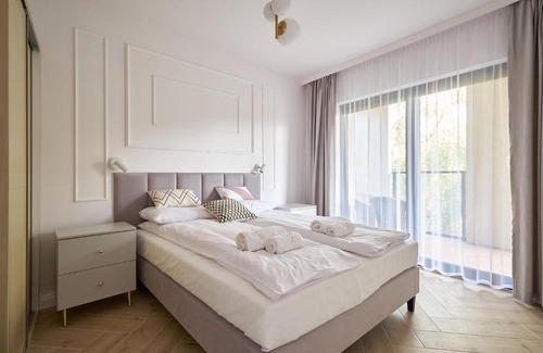 Polanica-Zdroj Apartment | Discover Ogrody Pieniawskie: 4-Star Retreat with Breakfast