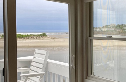 Ogunquit Condo | Ogunquit Oceanfront Retreat with Deck, Steps to Beach