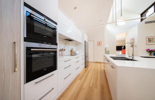 Collingwood Apartment | Discover Family-Friendly Comfort at Oh So Collingwood