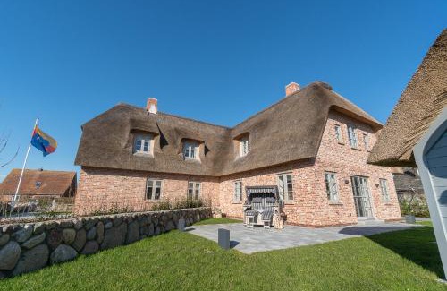 Utersum House | Ohana: Family-Friendly Retreat with Pet Amenities