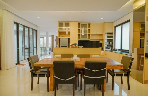 Hegarmanah Villa | Permai 7B Villa: Family-Friendly Retreat with Private Pool