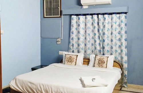 Bani Park Hotel | Top-Rated Ohh Hostler Jaipur: Family-Friendly & Breakfast Included