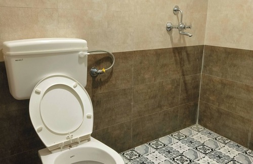 Bani Park Hotel | Top-Rated Ohh Hostler Jaipur: Family-Friendly & Breakfast Included