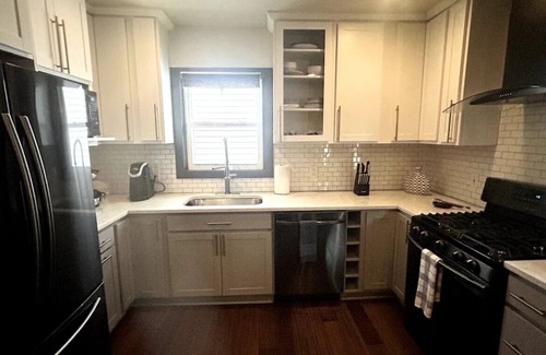 Detroit - Shoreway House | Cozy Ohio City Home with Breakfast and Pet-Friendly Perks