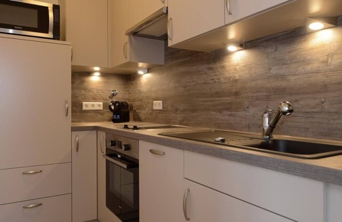 Wismar Apartment | Ohlerich Speicher App. 12: Top-Rated Stay with Spa Access