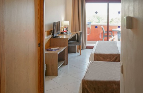 La Linea de la Concepcion Hotel | Relax at Ohtels Campo De Gibraltar with Pool & Spa Access