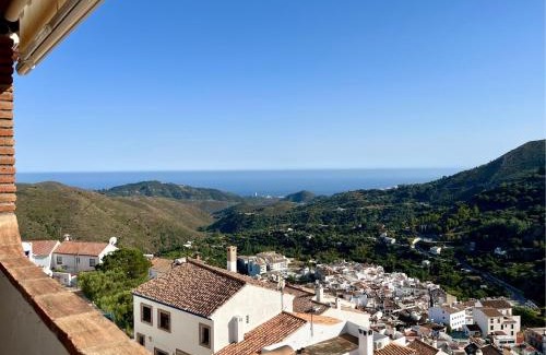 Ojen Apartment | Ojen Penthouse: 4-Star Retreat with Family & Pet Amenities