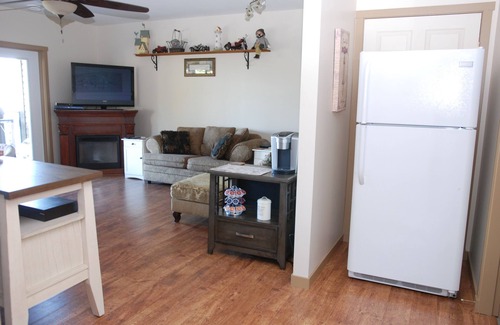 Central Okanagan House | OKA B&B - Scenic Mountain & Water Views with Pool Access